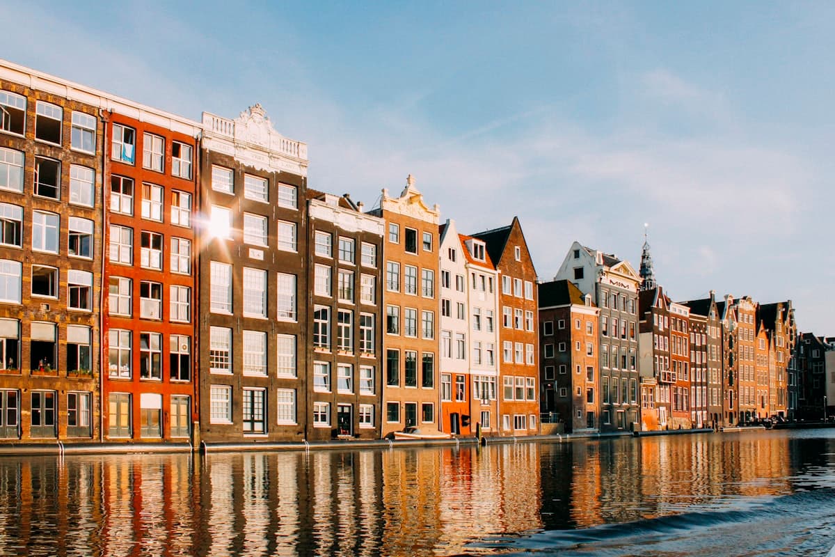 Amsterdam'da su kenarındaki tarihi kanal evleri