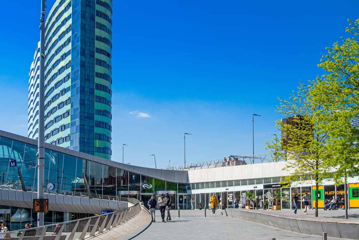 Arnhem şehir merkezinde modern binalar ve yaya alanı